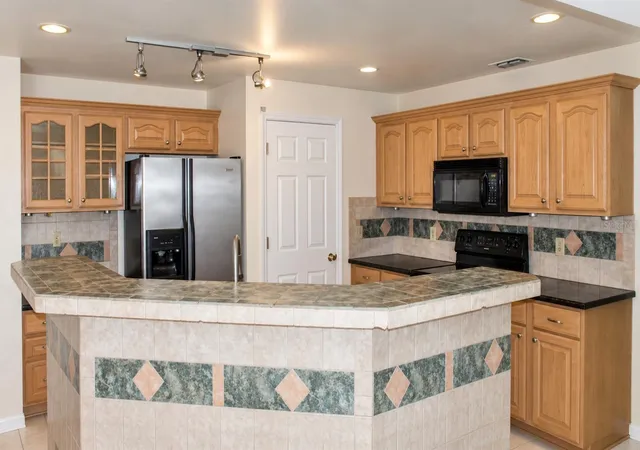 Photo 3 of Single family home for sale at 823 Carrigan Ave, Oviedo, FL 32765 | MLS# O6445308 | Listing updated on 2026-10-01