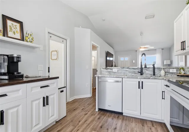 Photo 4 of Single family home for sale at 5295 Drew Rd, Venice, FL 34293 | MLS# N6145960 | Listing updated on 2026-10-04