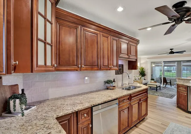 Listing Photo 5 - Condo for sale in building located at 9010 Lake Pl Ln, TAMPA, FL 33634