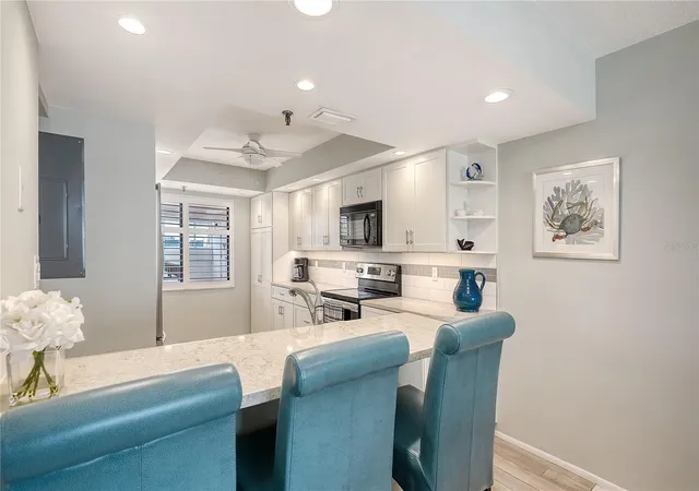 Listing Photo 5 - Condo for sale in building located at 4525 Gulf Of Mexico Dr, Longboat Key, FL 34228 - Unit #204