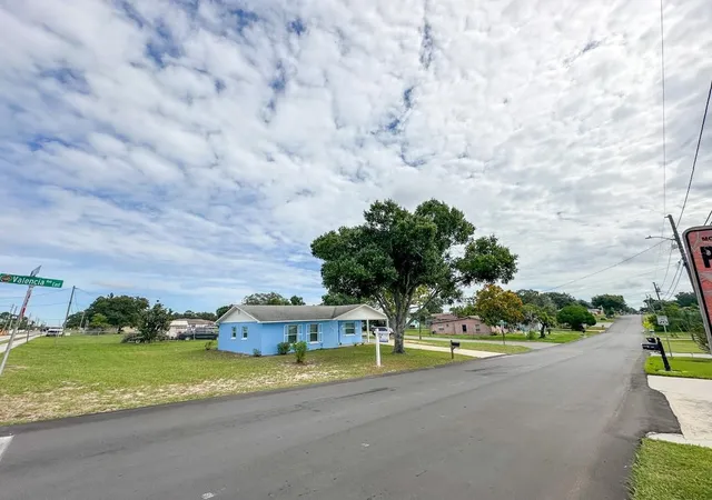Photo 3 of Single family home for sale at 1000 Valencia Ave, Haines City, FL 33844 | MLS# L4965400 | Listing updated on 2026-10-08