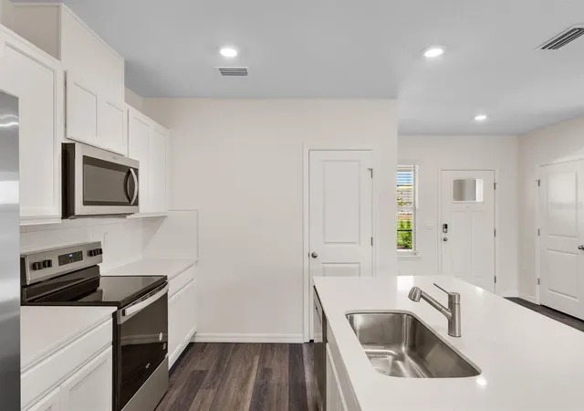 Photo 4 of Townhouse for sale at 12044 Shine View Ln, Winter Garden, FL 34787 | MLS# O6445388 | Listing updated on 2026-09-29