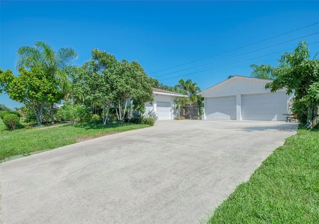 Photo 4 of Single family home for sale at 211 46th Street W, Bradenton, FL 34209 | MLS# A4707705 | Listing updated on 2026-10-20