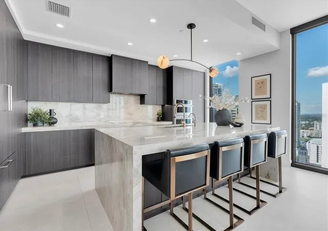 Photo 3 of Condo for sale at 301 1st Street S #3003, Saint Petersburg, FL 33701 | MLS# W7889894 | Listing updated on 2026-10-22