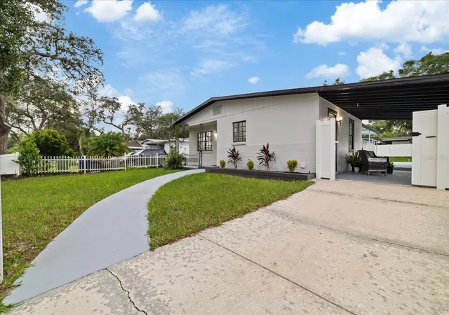 Photo 1 of Single family home for sale at 9410 N Valle Dr, Tampa, FL 33612 | MLS# TB8552918 | Listing updated on 2026-10-07