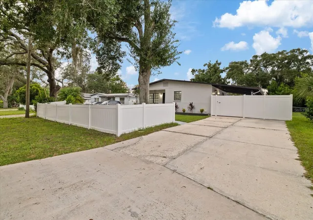 Photo 3 of Single family home for sale at 9410 N Valle Dr, Tampa, FL 33612 | MLS# TB8552918 | Listing updated on 2026-10-07