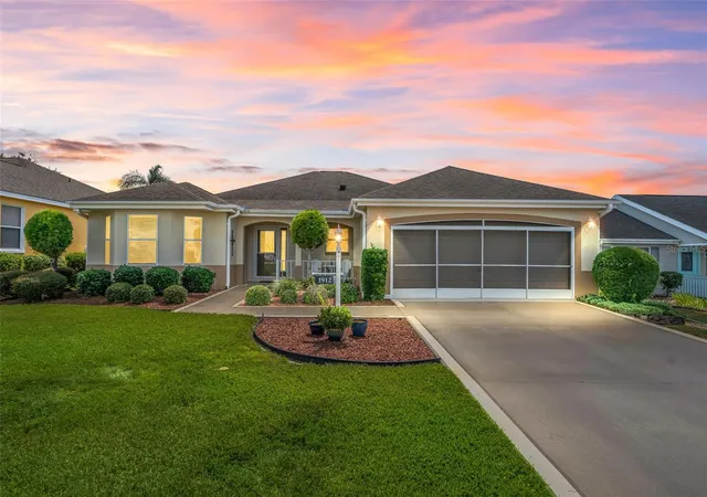 Single family home for sale at 1912 Del Norte Dr, Lady Lake, FL 32159 | MLS# G5118376
