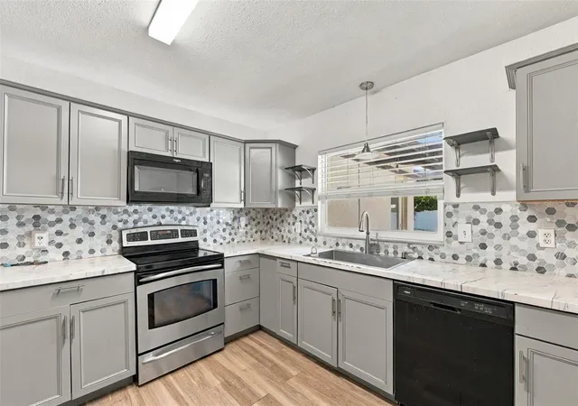 Photo 3 of Single family home for sale at 702 Camellia Ct, Seffner, FL 33584 | MLS# TB8552939 | Listing updated on 2026-10-22