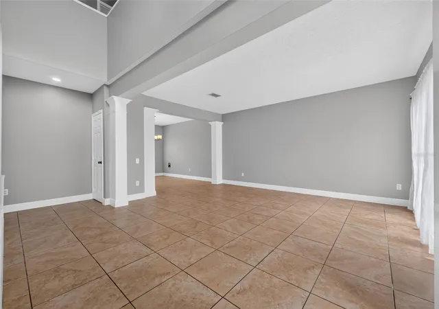 Photo 4 of Single family home for sale at 955 W Charing Cross Cir, Lake Mary, FL 32746 | MLS# O6445471 | Listing updated on 2026-10-08
