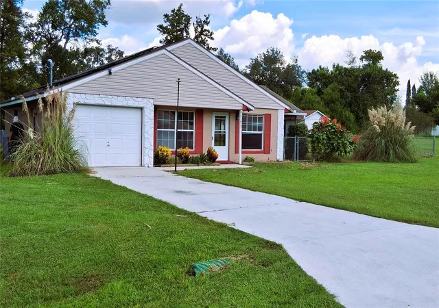 Photo 3 of Single family home for sale at 21617 Sw Peach Blossom St, Dunnellon, FL 34431 | MLS# OM733030 | Listing updated on 2026-09-30