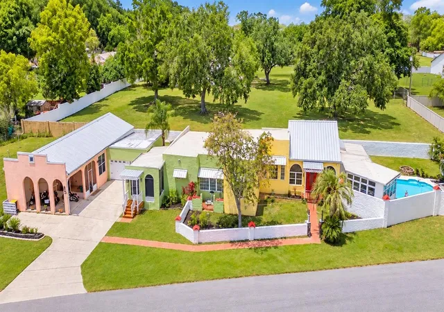 Photo 2 of Single family home for sale at 815 Lake Jessie Dr, Winter Haven, FL 33881 | MLS# S5158452 | Listing updated on 2026-10-01