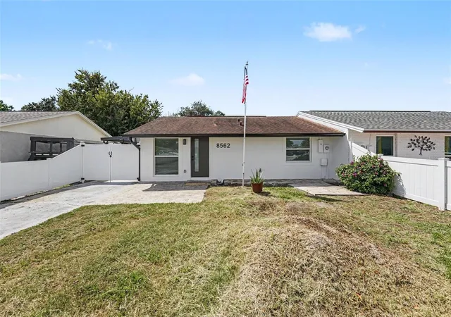 Townhouse for sale at 8562 Briar Grv Cir, TAMPA, FL 33615 | MLS# TB8552954