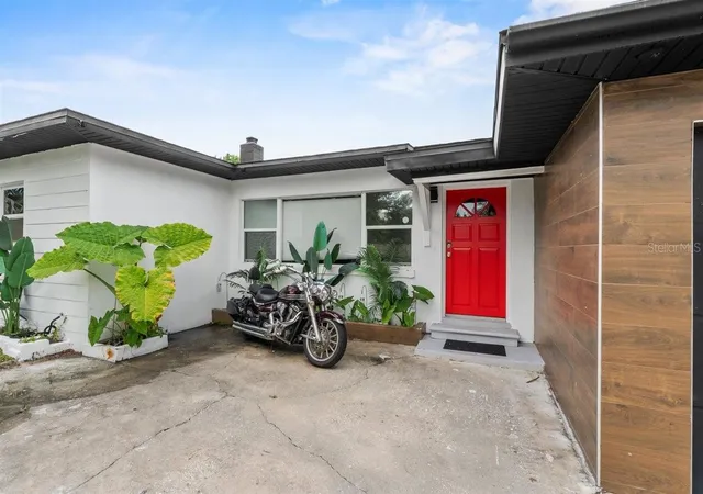 Photo 3 of Single family home for sale at 8120 Gondola Dr, Orlando, FL 32809 | MLS# O6445501 | Listing updated on 2026-09-29