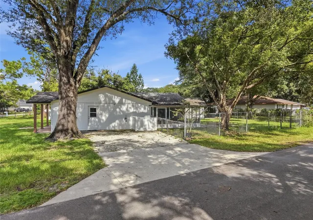 Photo 2 of Single family home for sale at 9401 N Rome Cir, Tampa, FL 33612 | MLS# O6445507 | Listing updated on 2026-10-03