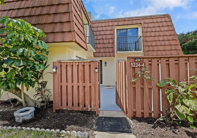 Photo 2 of Townhouse for sale at 5224 Cedarbend Dr #4, Fort Myers, FL 33919 | MLS# W7889899 | Listing updated on 2026-10-23