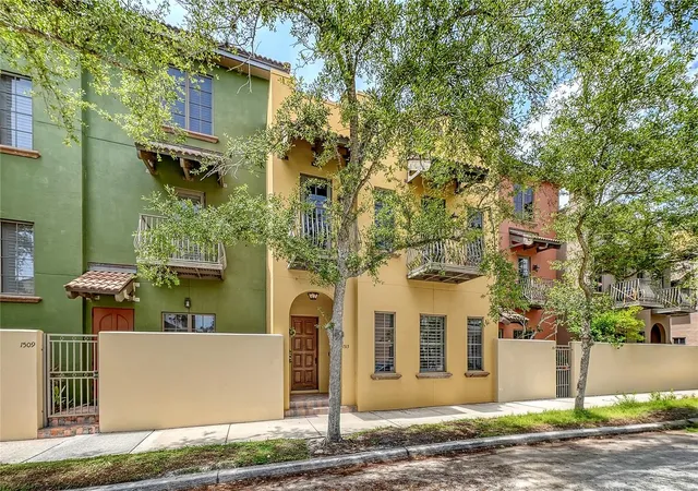 Photo 2 of Townhouse for sale at 1513 Oak St #18, Sarasota, FL 34236 | MLS# A4707763 | Listing updated on 2026-10-02