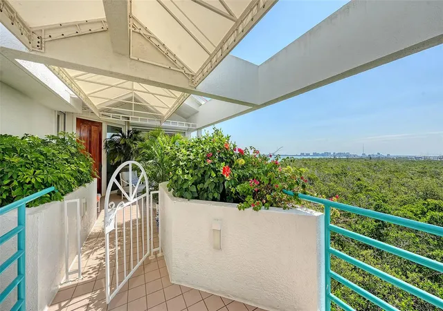 Photo 3 of Condo for sale at 340 Gulf Of Mexico Dr #136, Longboat Key, FL 34228 | MLS# A4707766 | Listing updated on 2026-10-03