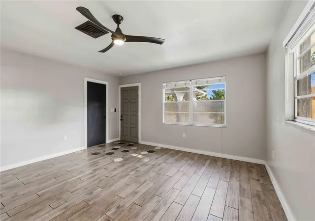 Photo 4 of House for sale at 904 66th Avenue W, Bradenton, FL 34207 | MLS# A4707770 | Listing updated on 2026-09-29
