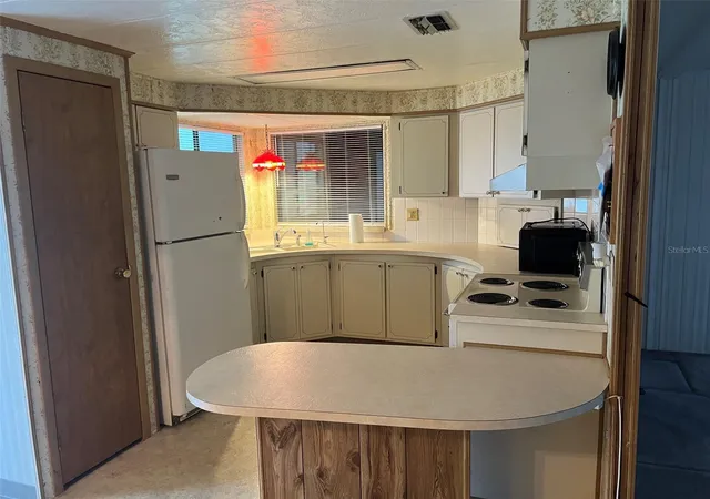 Photo 2 of Manufactured home for sale at 528 Skyline Dr W, Lakeland, FL 33801 | MLS# L4965421 | Listing updated on 2026-09-29