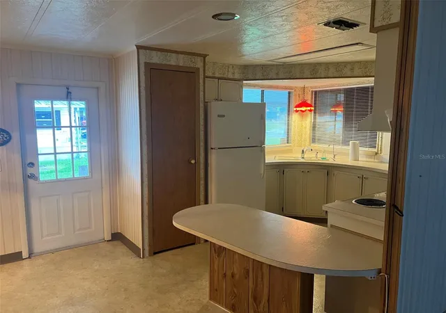 Photo 3 of Manufactured home for sale at 528 Skyline Dr W, Lakeland, FL 33801 | MLS# L4965421 | Listing updated on 2026-09-29