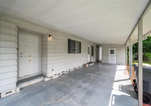 Photo 3 of Manufactured home for sale at 528 Skyline Dr W, Lakeland, FL 33801 | MLS# L4965421 | Listing updated on 2026-10-05