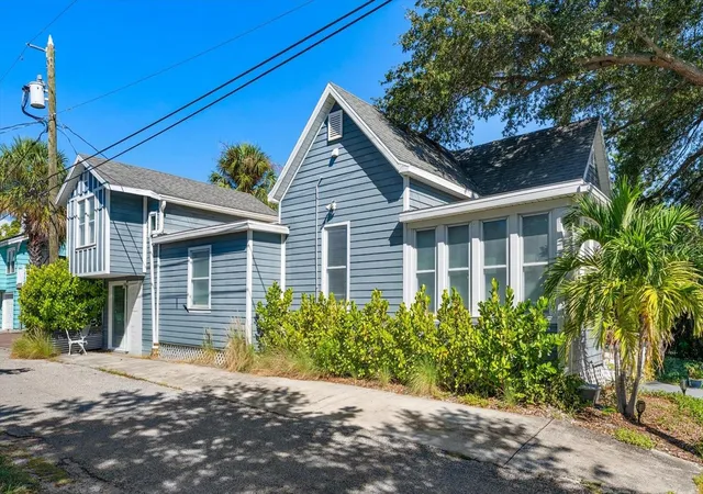 Photo 1 of Single family home for sale at 940 Locust St NE, Saint Petersburg, FL 33701 | MLS# TB8553106 | Listing updated on 2026-10-07