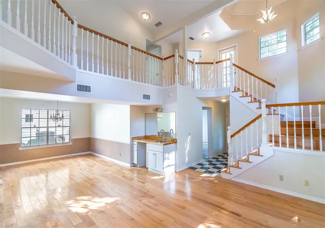 Photo 3 of Sale Pending at 472 Mayfair Cir, Orlando, FL 32803 | MLS# O6445792 | Listing updated on 2026-10-06