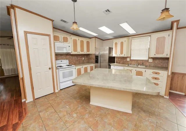 Photo 3 of Manufactured home for sale at 2082 Thelma Dr, Lake Alfred, FL 33850 | MLS# L4965425 | Listing updated on 2026-09-30