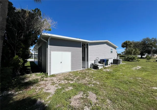 Photo 2 of Manufactured home for sale at 214 Como Dr, Venice, FL 34285 | MLS# N6145980 | Listing updated on 2026-09-30