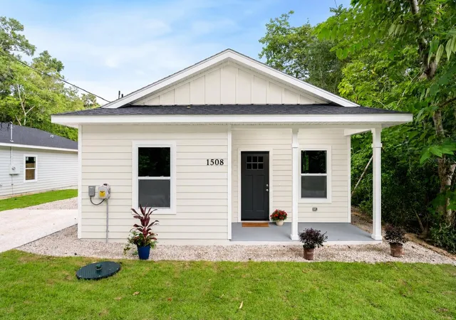 Single family home for sale at 1508 NE 6th Avenue, GAINESVILLE, FL 32641 | MLS# GC543856