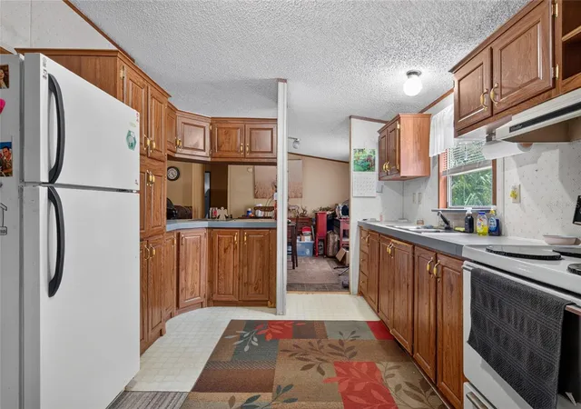 Photo 3 of Manufactured home for sale at 1501 Pasadena Dr, Seffner, FL 33584 | MLS# TB8553148 | Listing updated on 2026-10-07