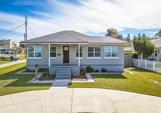 Single family home for sale at 215 S Lake Howard Dr, WINTER HAVEN, FL 33880 | MLS# L4965431