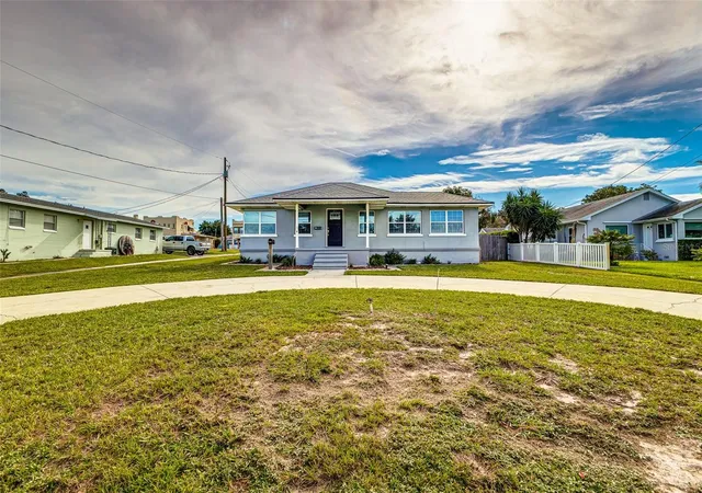 Photo 1 of Single family home for sale at 215 S Lake Howard Dr, Winter Haven, FL 33880 | MLS# L4965431 | Listing updated on 2026-10-03