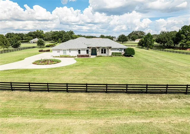 Single family home for sale at 10640 NE 27th Street, OXFORD, FL 34484 | MLS# G5118399