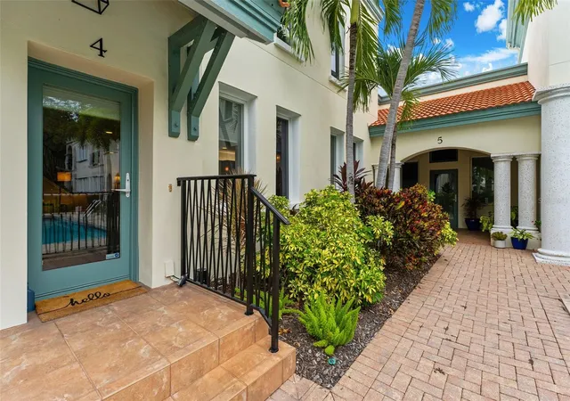 Photo 3 of Townhouse for sale at 1685 Laurel St #4, Sarasota, FL 34236 | MLS# A4707821 | Listing updated on 2026-10-09