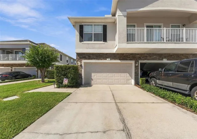 Photo 3 of Townhouse for sale at 2333 Tanbark Ridge Pl, Plant City, FL 33563 | MLS# TB8553192 | Listing updated on 2026-09-30