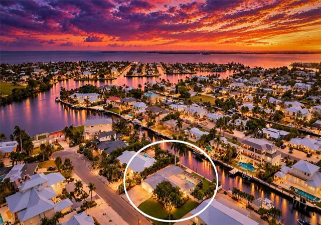 Photo 4 of Single family home for sale at 517 71st Street, Holmes Beach, FL 34217 | MLS# A4707824 | Listing updated on 2026-10-06