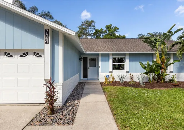 Photo 3 of Single family home for sale at 724 Glengary Ln, Palm Harbor, FL 34683 | MLS# TB8553204 | Listing updated on 2026-10-01