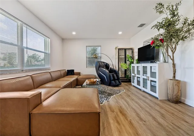 Photo 4 of Single family home for sale at 4006 W State St, Tampa, FL 33609 | MLS# TB8553207 | Listing updated on 2026-09-30