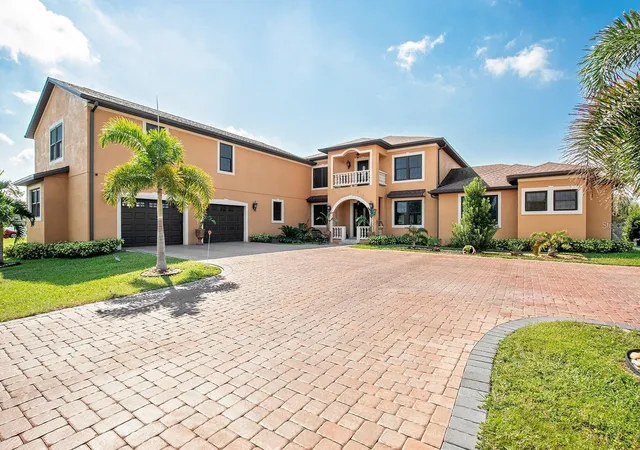 Photo 3 of Mansion for sale at 3211 Lakeshore Blvd, Saint Cloud, FL 34769 | MLS# S5158500 | Listing updated on 2026-09-30