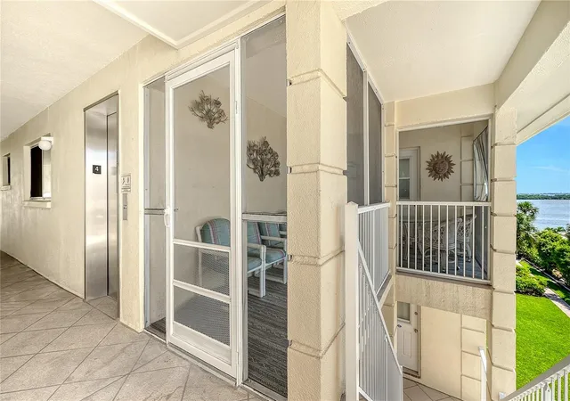 Listing Photo 4 - Condo for sale in building located at 3808 Gulf Of Mexico Dr, Longboat Key, FL 34228 - Unit #E412