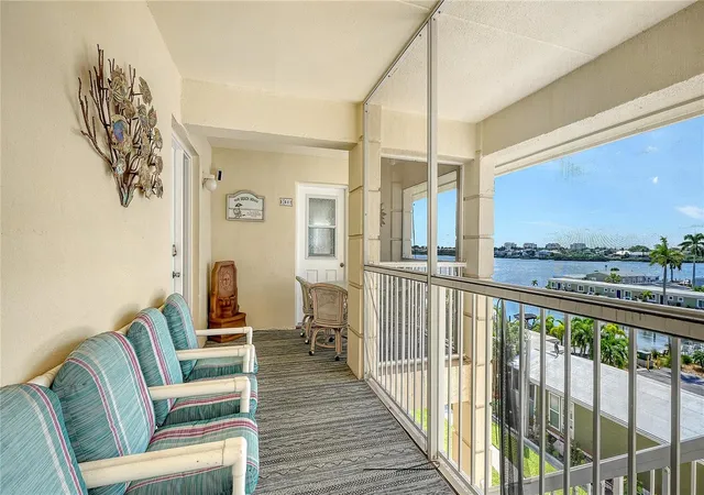 Listing Photo 5 - Condo for sale in building located at 3808 Gulf Of Mexico Dr, Longboat Key, FL 34228 - Unit #E412