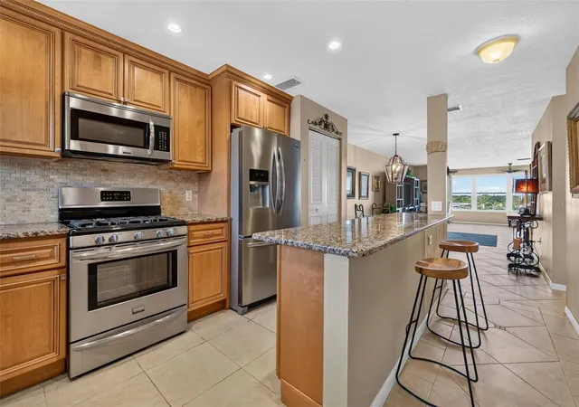 Listing Photo 4 - Condo for sale in building located at 6075 Shore Blvd S, Gulfport, FL 33707 - Unit #512