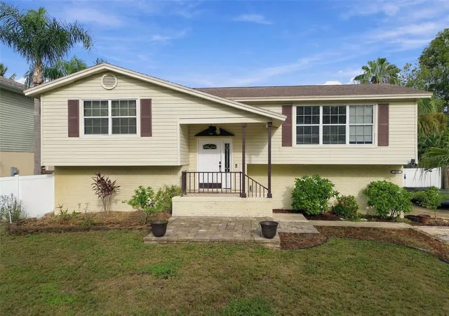 Photo 1 of Single family home for sale at 915 Lynnlea Ln, Tarpon Springs, FL 34689 | MLS# TB8553256 | Listing updated on 2026-10-05