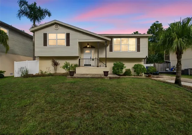 Photo 2 of Single family home for sale at 915 Lynnlea Ln, Tarpon Springs, FL 34689 | MLS# TB8553256 | Listing updated on 2026-10-05