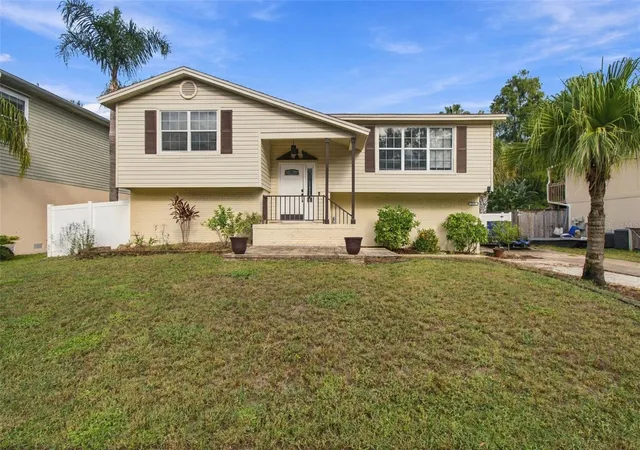 Photo 3 of Single family home for sale at 915 Lynnlea Ln, Tarpon Springs, FL 34689 | MLS# TB8553256 | Listing updated on 2026-10-05