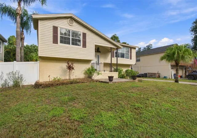 Photo 3 of Single family home for sale at 915 Lynnlea Ln, Tarpon Springs, FL 34689 | MLS# TB8553256 | Listing updated on 2026-10-05