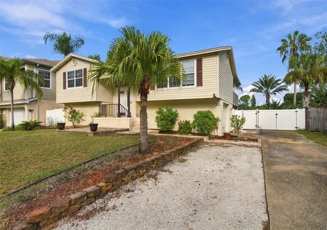 Photo 4 of Single family home for sale at 915 Lynnlea Ln, Tarpon Springs, FL 34689 | MLS# TB8553256 | Listing updated on 2026-10-05