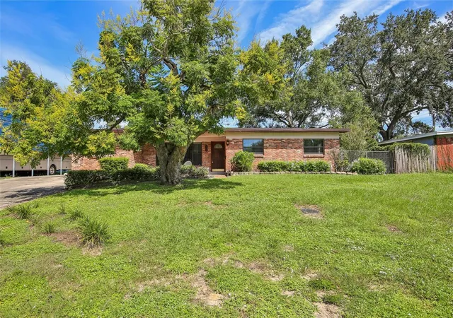 Photo 1 of Single family home for sale at 512 White Oak Ave, Brandon, FL 33510 | MLS# TB8553266 | Listing updated on 2026-09-30