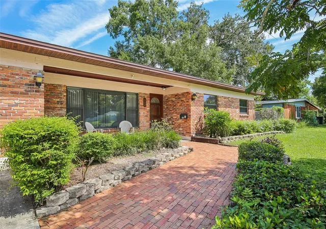 Photo 3 of Single family home for sale at 512 White Oak Ave, Brandon, FL 33510 | MLS# TB8553266 | Listing updated on 2026-09-30